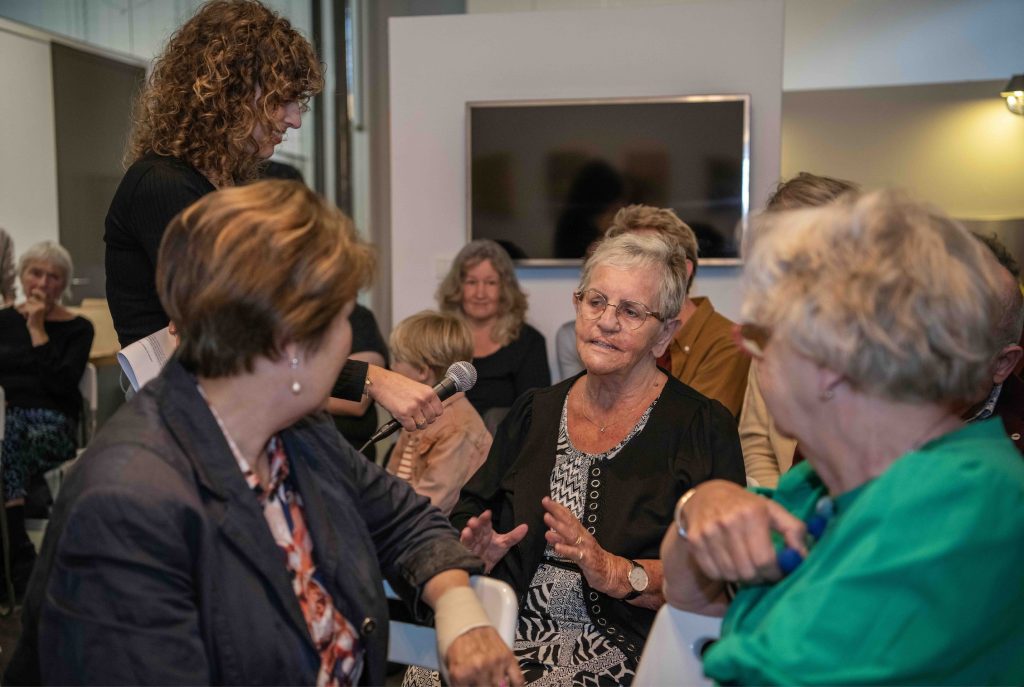Christel Don tijdens een lezing