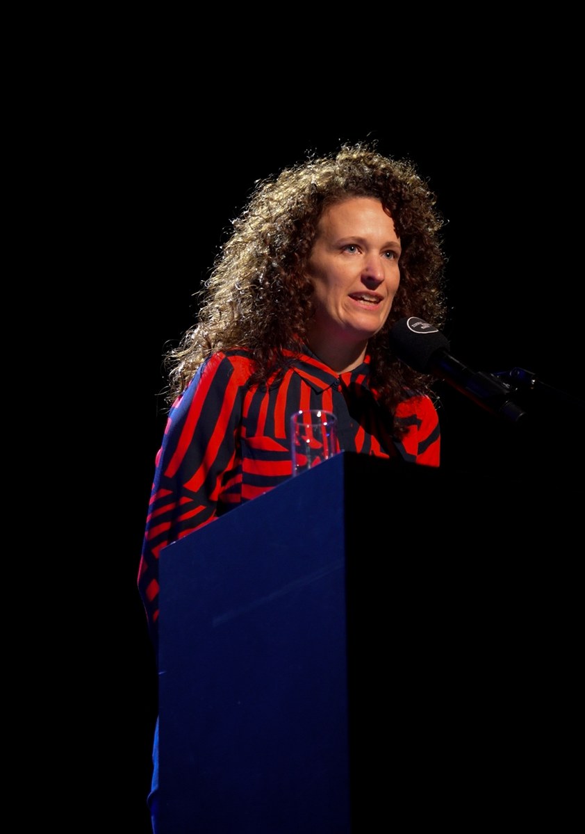 Christel Don aan het spreekgestoelte